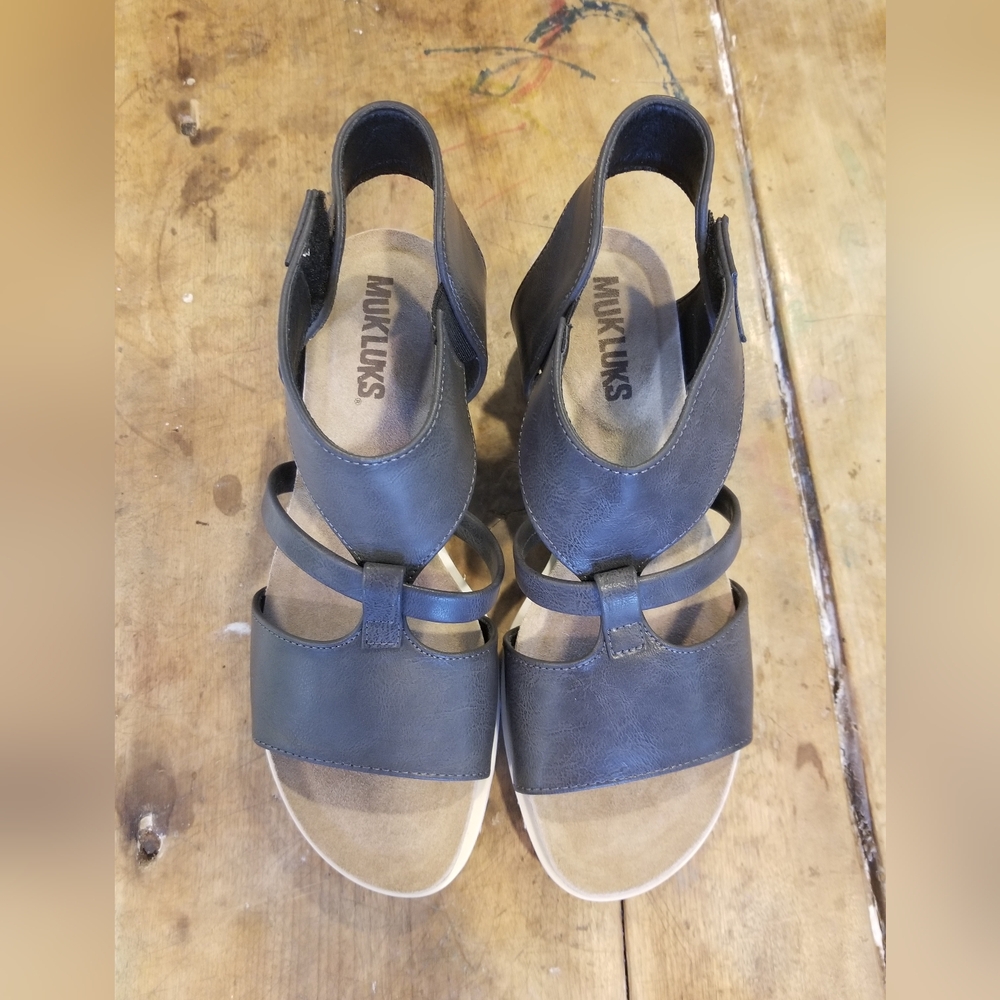 New Mukluks black sandals size 8